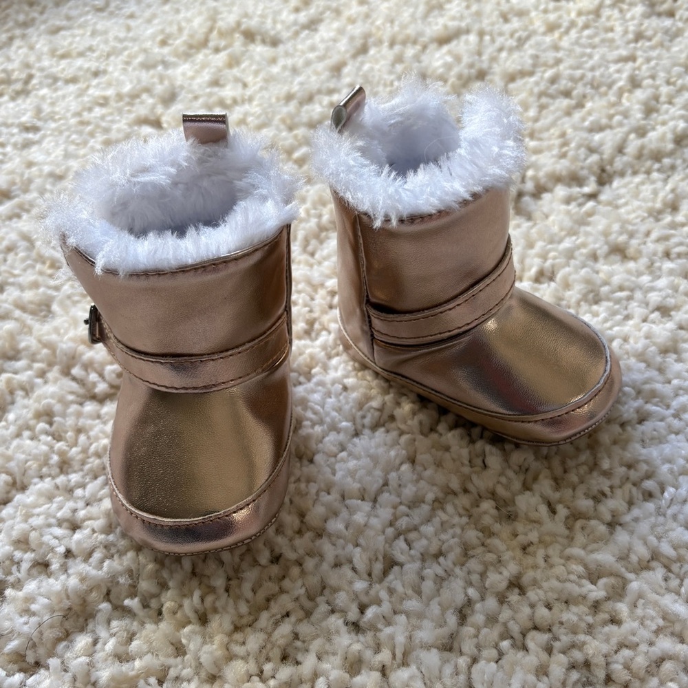 Metallic Rose Gold Pink Baby Boots with White Fur Trim Slip In New Without Tags